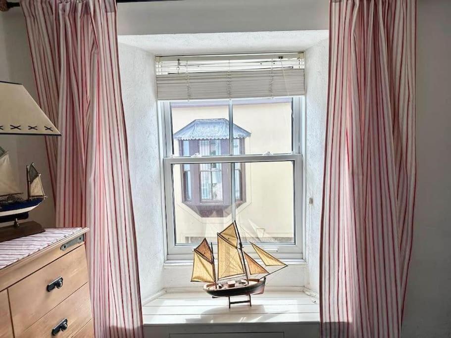 Ship Cottage Tenby Beach 50M Exterior photo